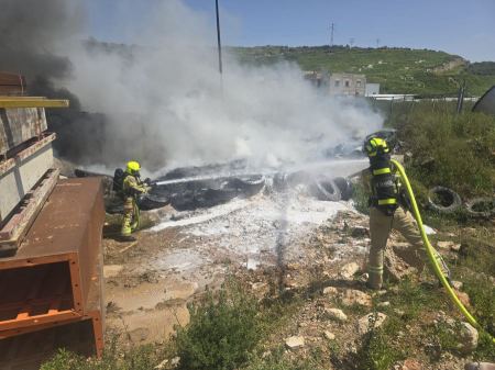 دير الاسد: حريق نفايات جراء سقوط شظايا
